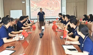 Alle medewerkers van de Health&Health Group keken naar de Chinese militaire p...